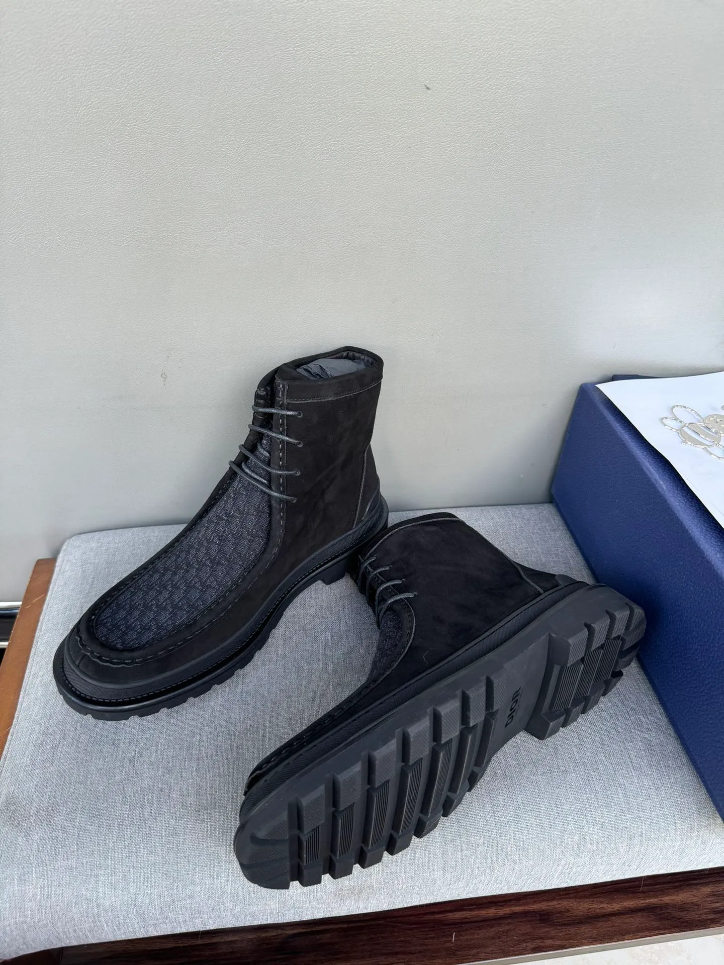 [DIOR] Top P: 1000💰 Number of yards: 39~44 (38.45 custom-made, non-refundable) Dior Dior~ Winter series, original 1:1 development Casual men's leather shoes Heavy investment, shoes and boots are made of imported cowhide + imported Dior special fabric Not easy to deform black cowhide lining Dior large hardware inlay Original TPU vacuum outsole, black cowhide Black open edge beads Military green suede Black suede Khaki suede leather is crafted by a large factory, and the perfect product is only prepared for you who know your taste! Any comparisons are welcome.
